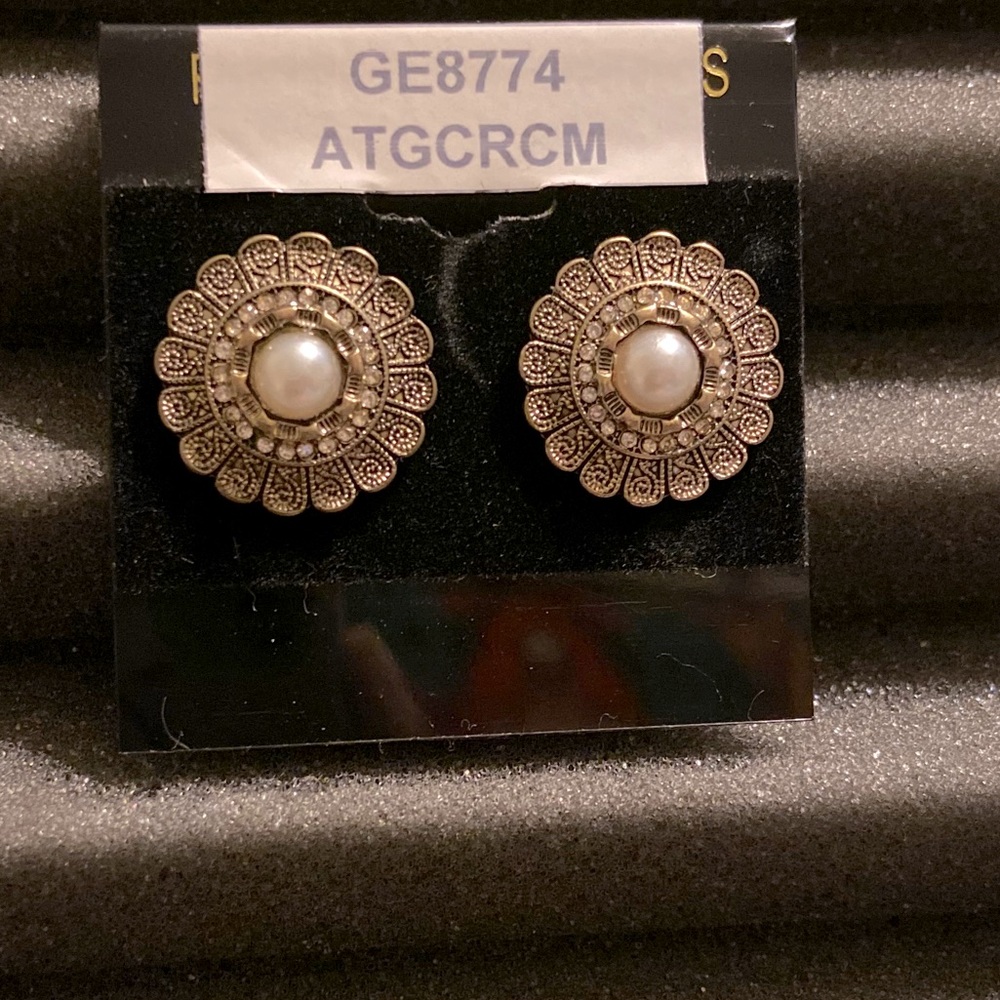 Vintage inspired gold and pearl earrings!